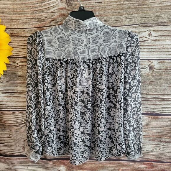 "Chelsea & Theodore " Woman's long sleeve blouse Size: small bl/white NWT - Picture 2 of 7